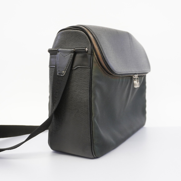 Louis Vuitton Taiga Taimir Messenger Shoulder Bag Black - Picture 2 of 9